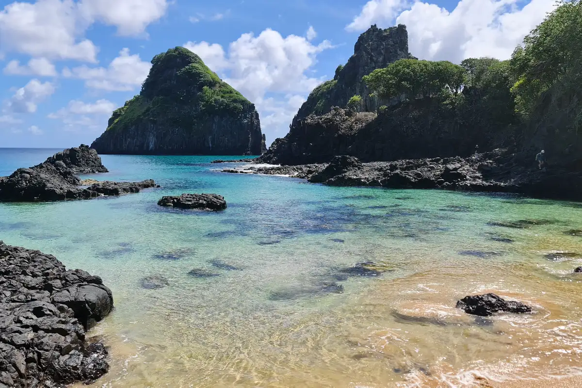 Vista do litoral de Fernando de Noronha com o Morro Dois Irmãos ao fundo
