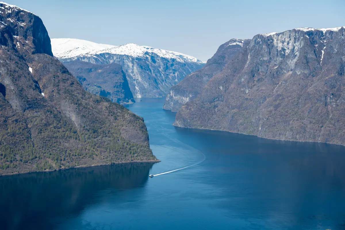 Montanhas e agua calma em um fiorde noruegues, paisagem tipica do oeste da Noruega