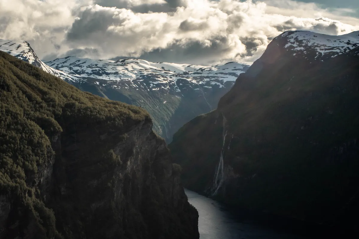 Embarcacao em Flåm, vila-base para explorar os fiordes da Noruega