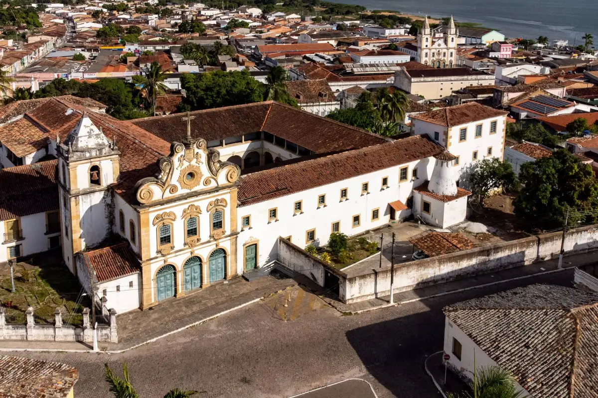 Bairro histórico de Florianópolis com igreja e casas coloniais