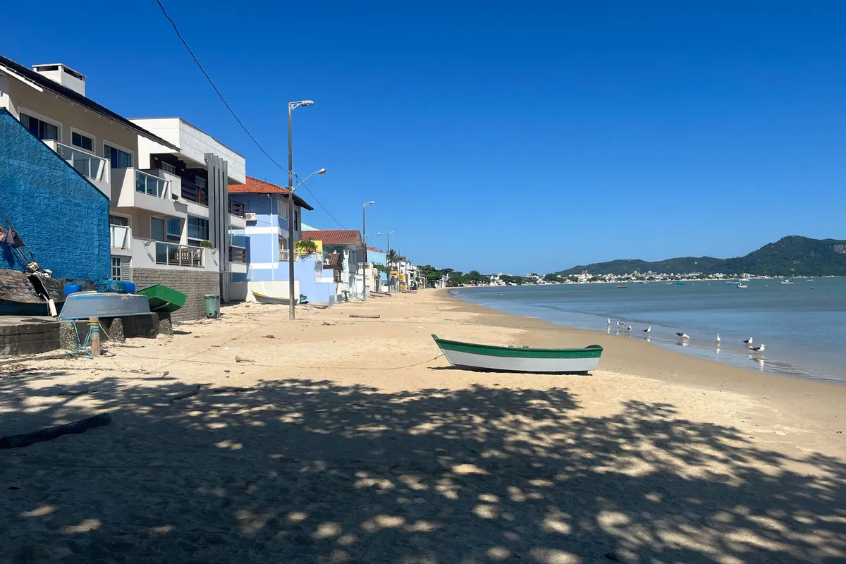 Faixa de areia e barcos na região da Lagoa da Conceição em Florianópolis