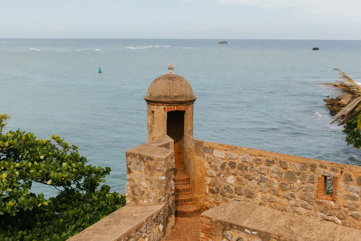 Forte colonial de pedra à beira-mar, no estilo dos fortes históricos de Nassau