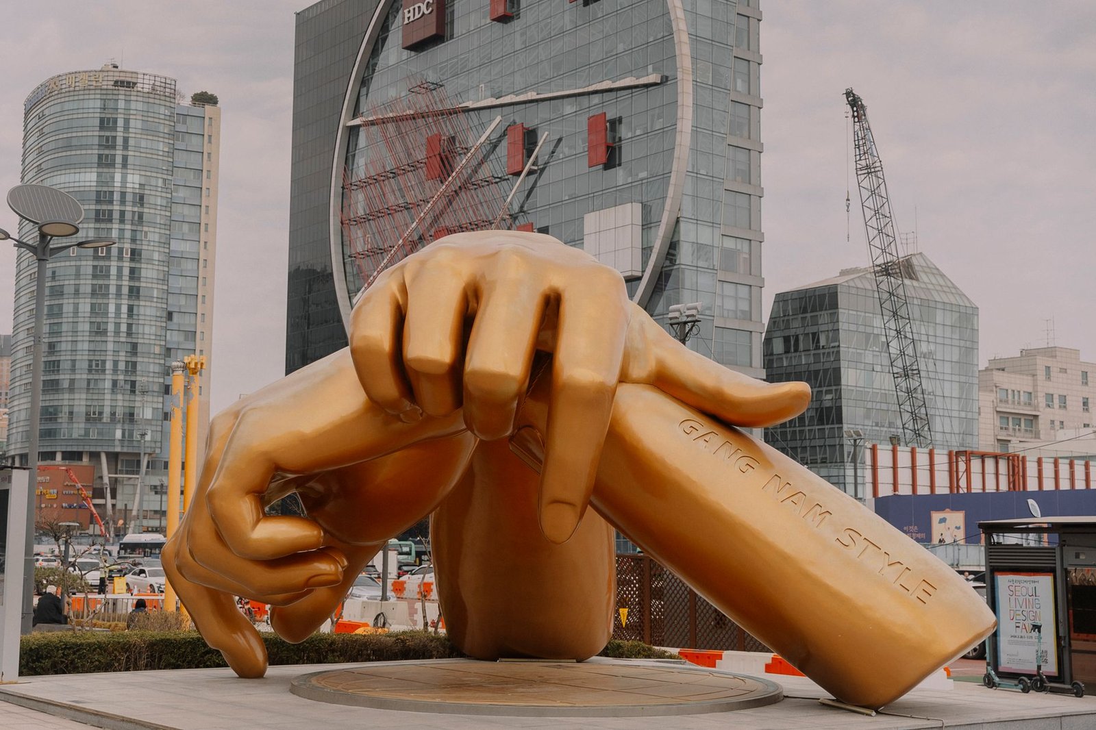 Estatua inspirada em Gangnam Style no bairro de Gangnam em Seul