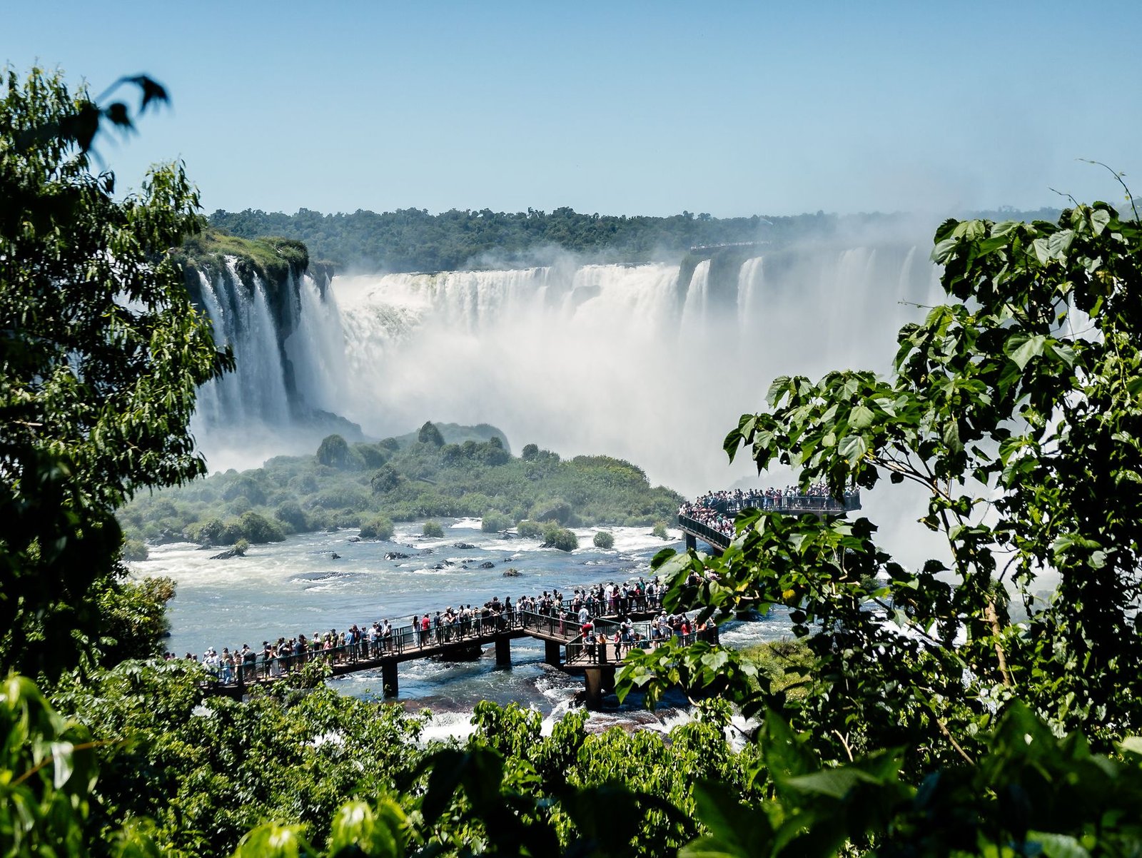 Turistas na passarela observando a Garganta do Diabo nas Cataratas do Iguaçu