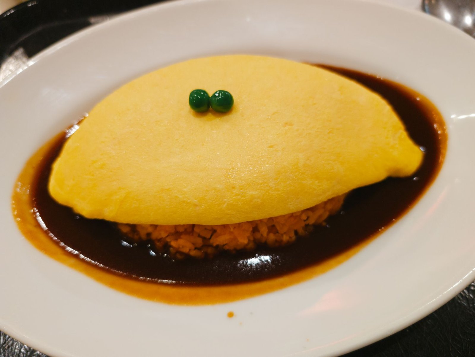 Prato de omurice japonês servido em restaurante de Tóquio