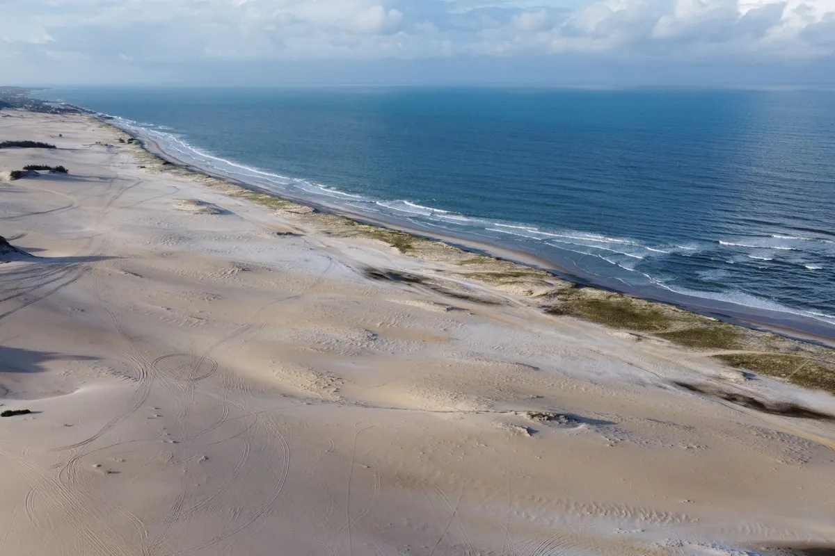 Dunas e oceano em Genipabu