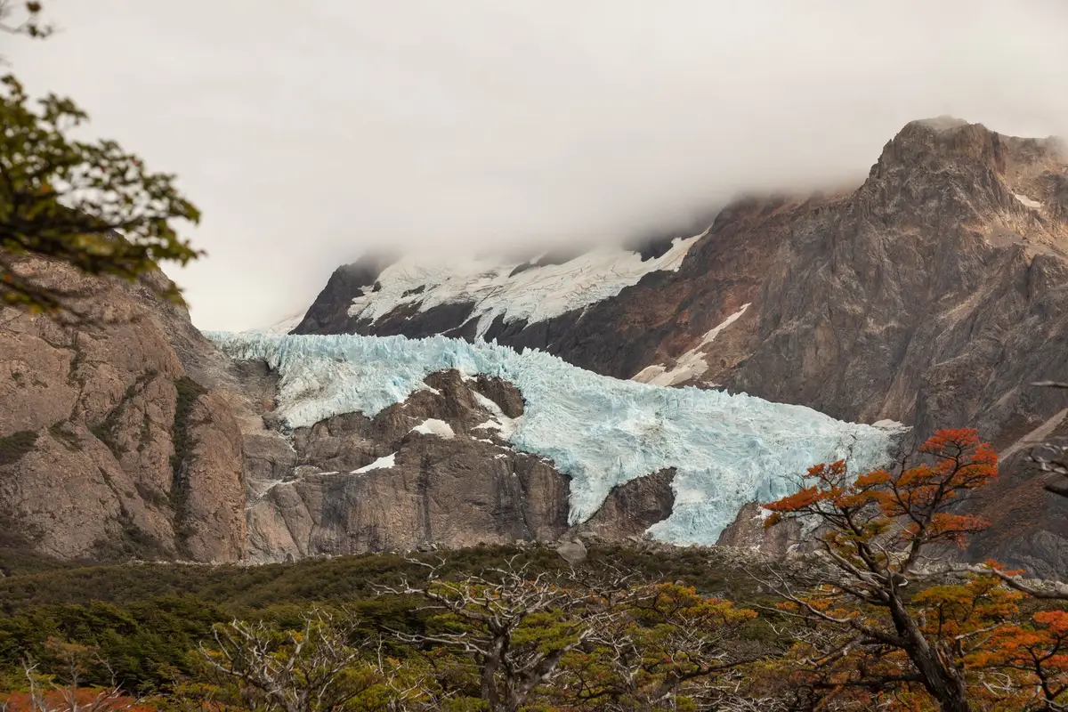 Glaciar na Patagônia argentina com gelo e montanhas ao fundo