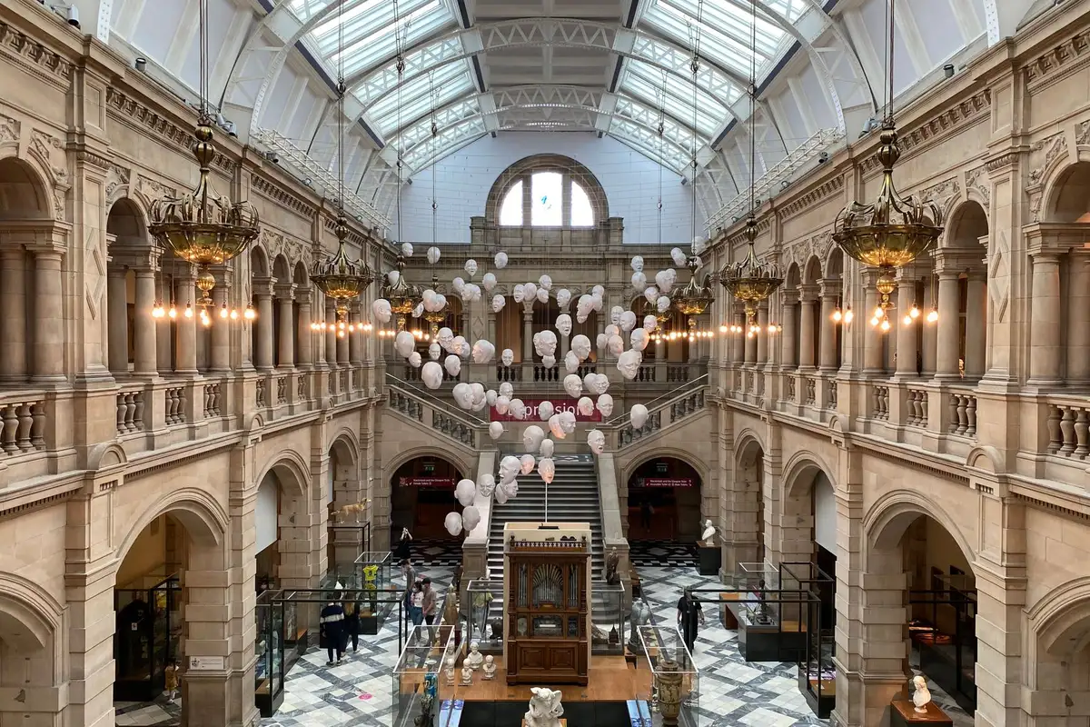Interior do Kelvingrove Art Gallery and Museum