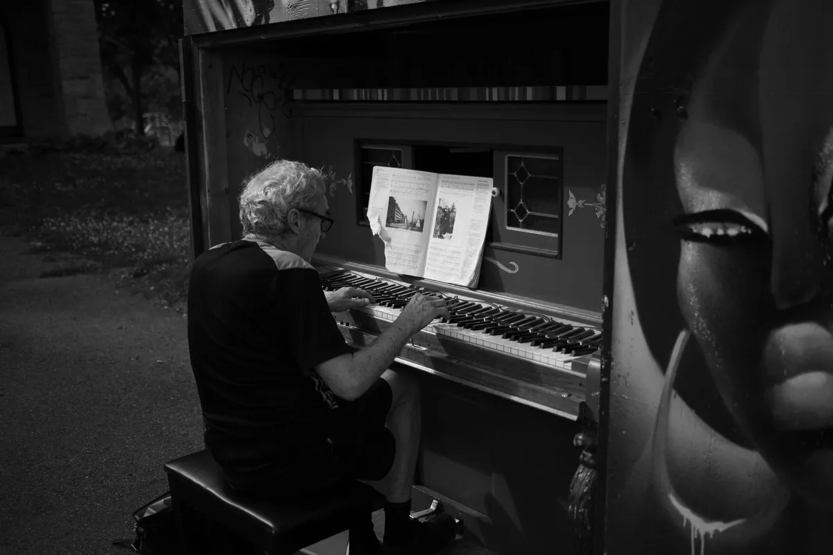 Músico tocando piano em Glasgow