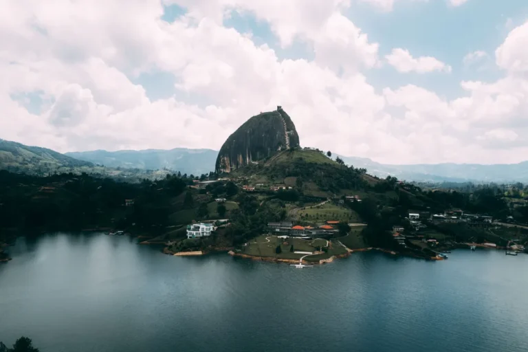 Guatapé en 2 días: Piedra y zócalos sin prisas