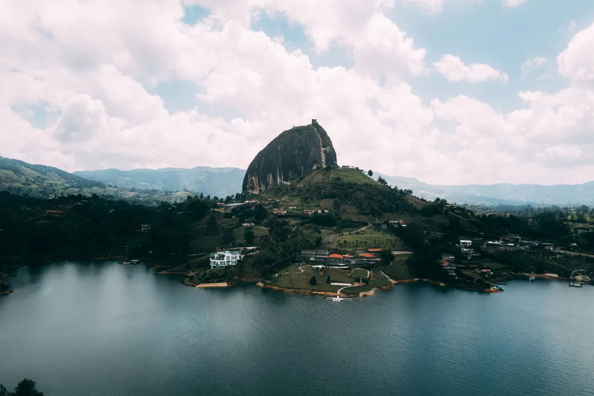 Piedra del Peñol diante do reservatório de Guatapé