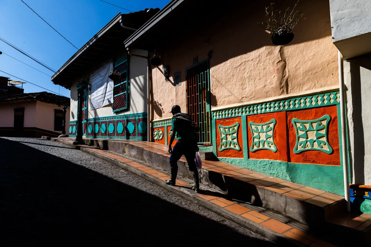 Rua com casas coloridas em Guatapé