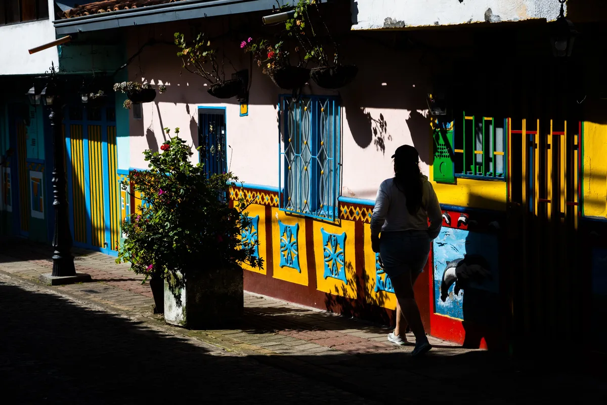 Fachada com zócalos coloridos em Guatapé