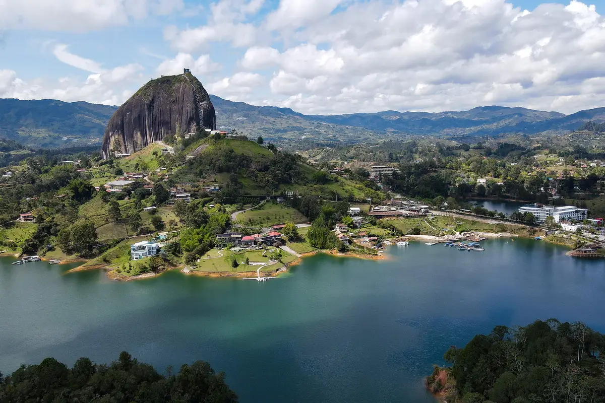 Piedra del Peñol e ilhas verdes do reservatório