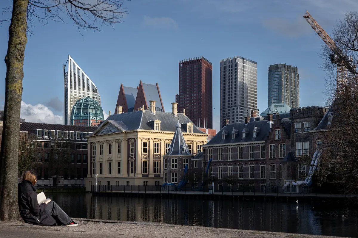 Vista do centro de Haia com prédios históricos perto do Mauritshuis