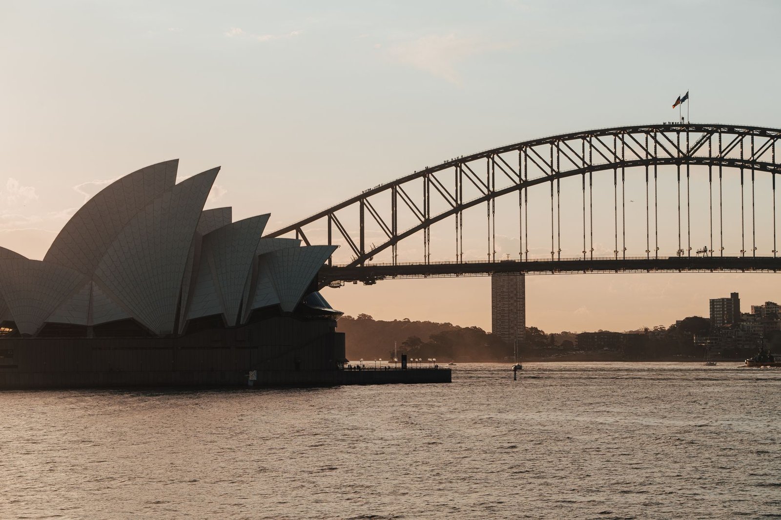 Ponte Harbour Bridge e Ópera de Sydney vistas do porto
