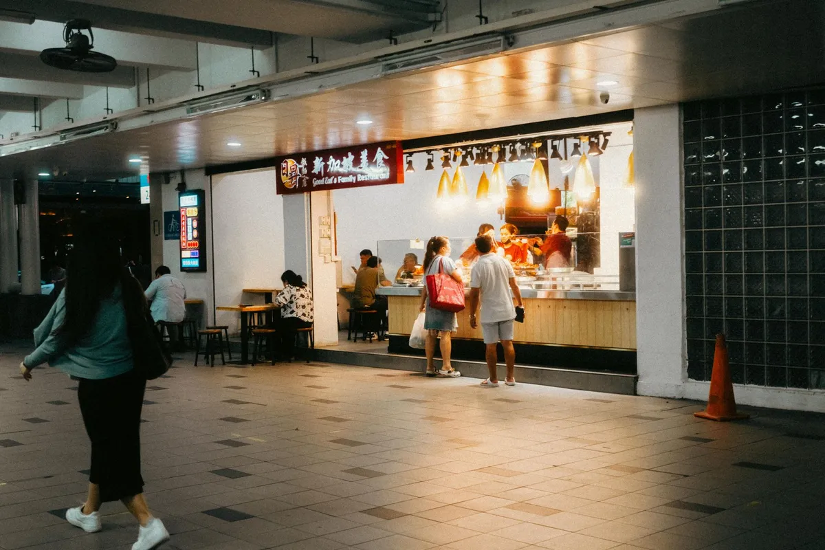 Barraca de comida de rua em hawker center de Singapura à noite