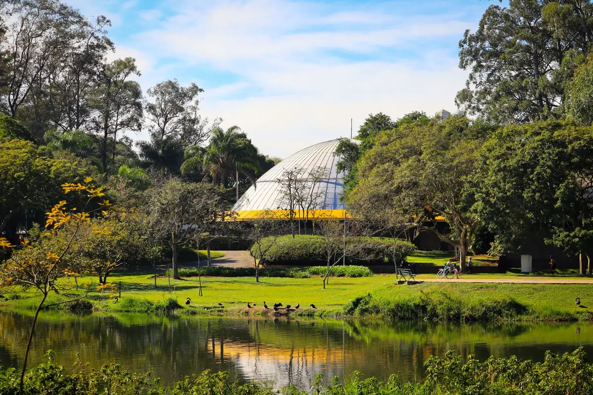 Lago do Parque Ibirapuera com a Oca ao fundo em São Paulo