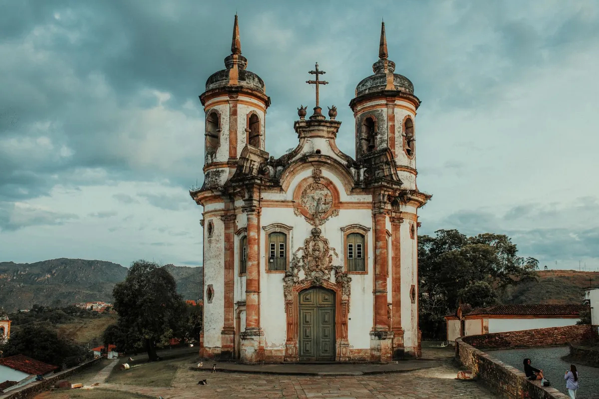 Igreja barroca de Ouro Preto com fachada de pedra-sabão em estilo colonial mineiro