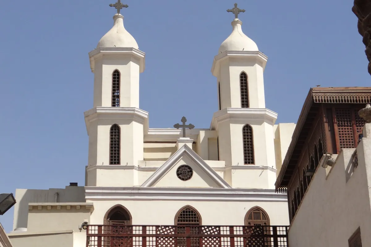 Torres brancas da Igreja Suspensa no Cairo Copta