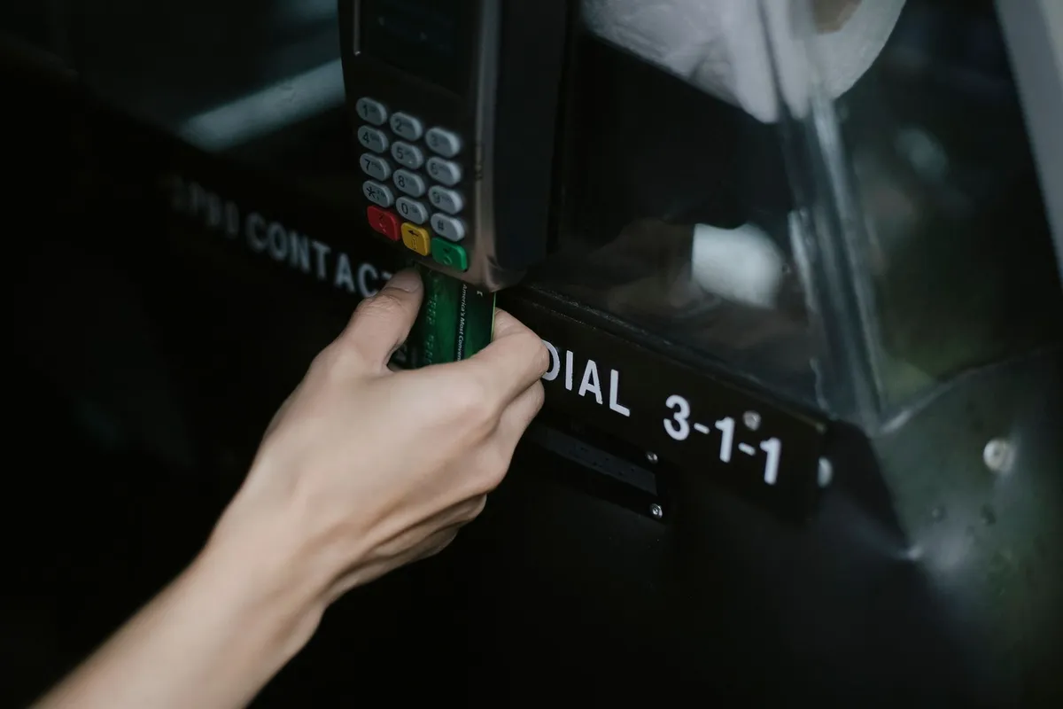 Passageiro pagando com cartão em máquina dentro de um táxi