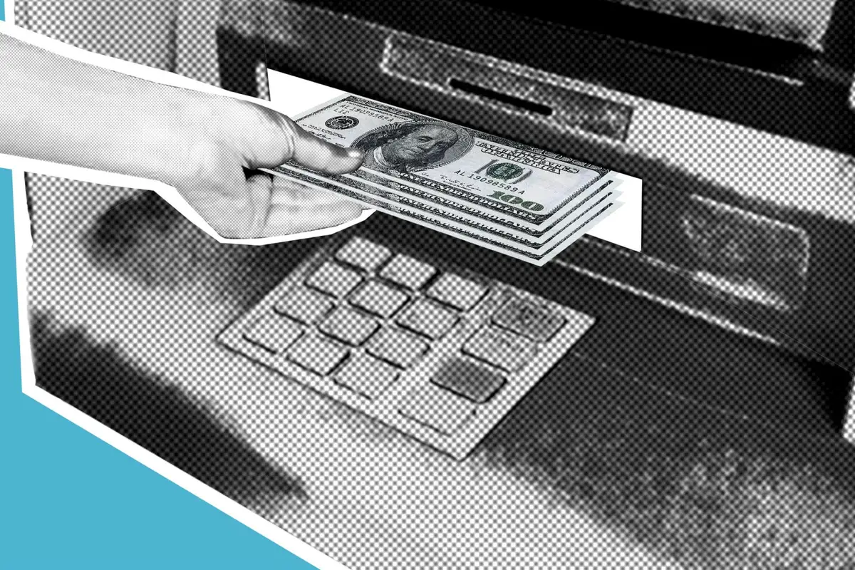 Pessoa sacando dinheiro em caixa eletrônico