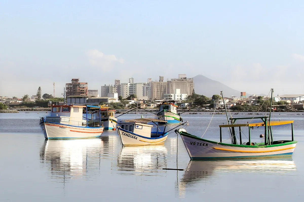 Porto de Itajaí com barcos em Santa Catarina