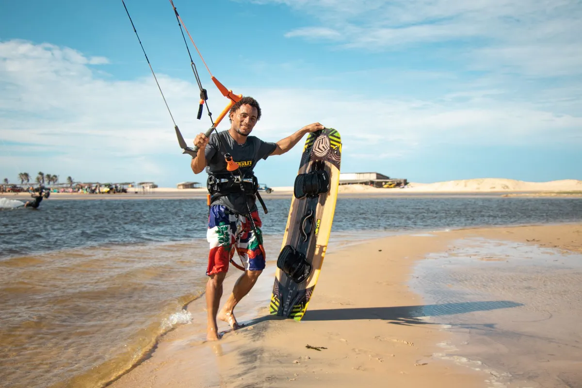 Pessoa com kite na praia em Jericoacoara