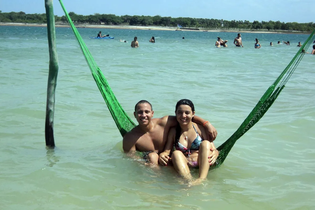 Lagoa azul de Jericoacoara com agua clara e faixa de areia