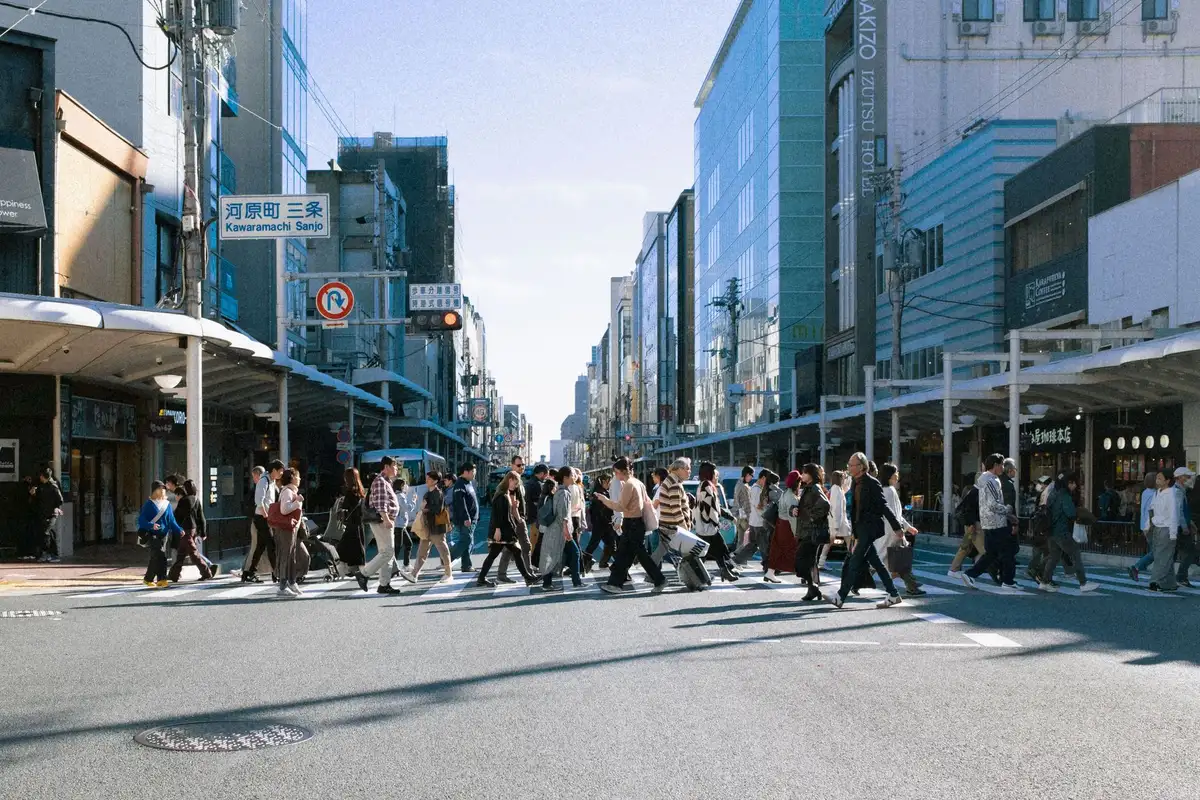 Rua movimentada da região de Kawaramachi-Sanjo em Kyoto