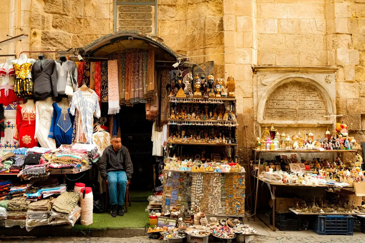 Corredor estreito do bazar Khan el-Khalili no Cairo lotado de lojas de artesanato