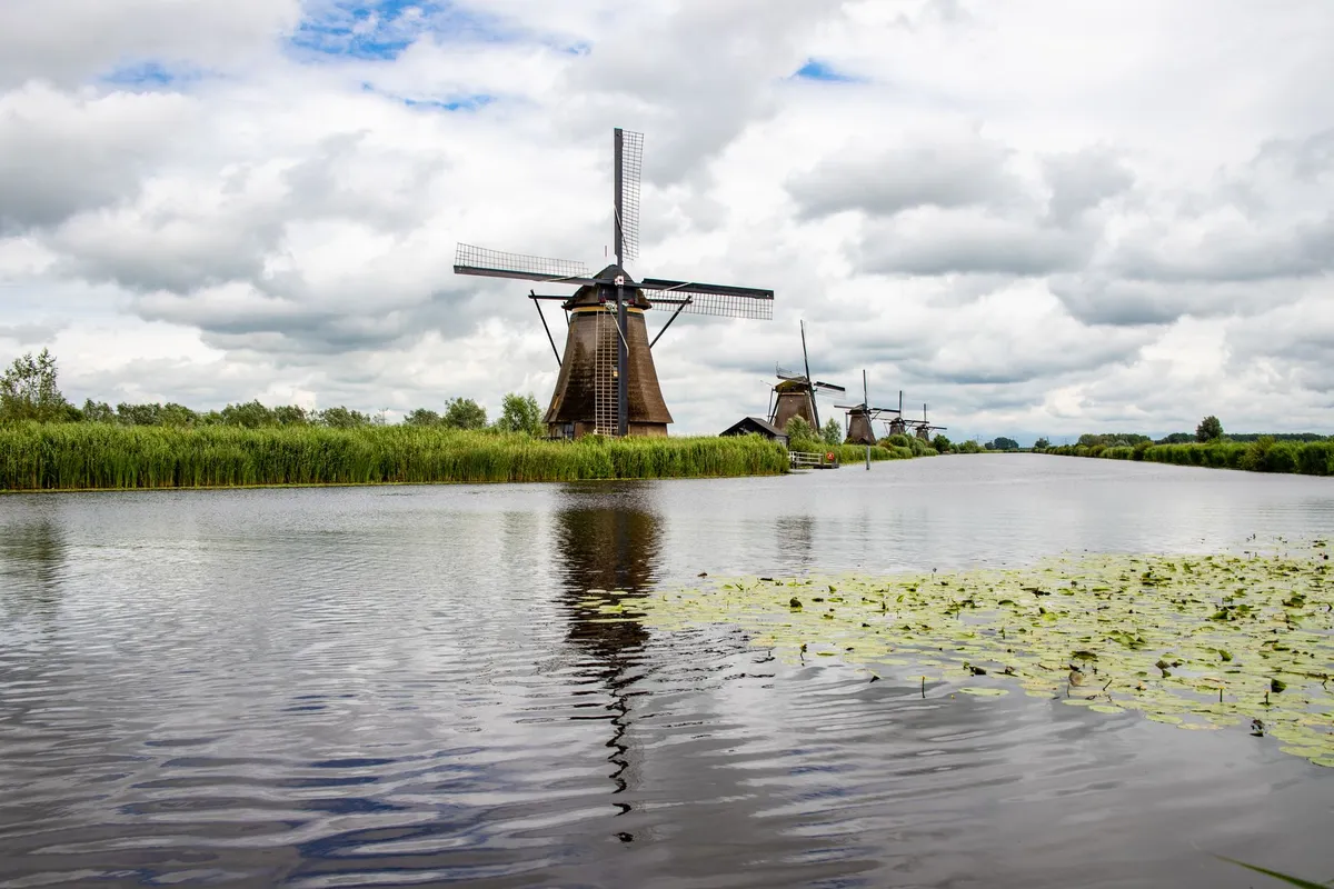 Moinhos de vento de Kinderdijk à beira do canal