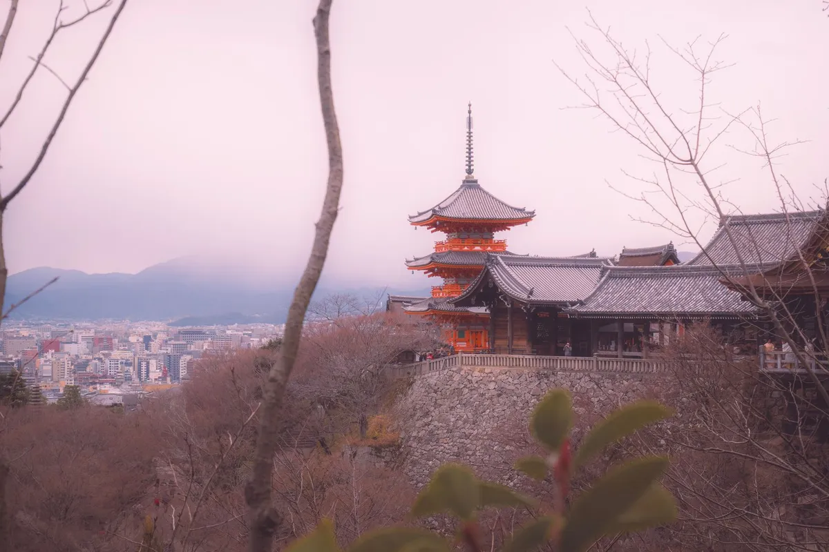 Vista do templo Kiyomizu-dera sobre a colina em Kyoto