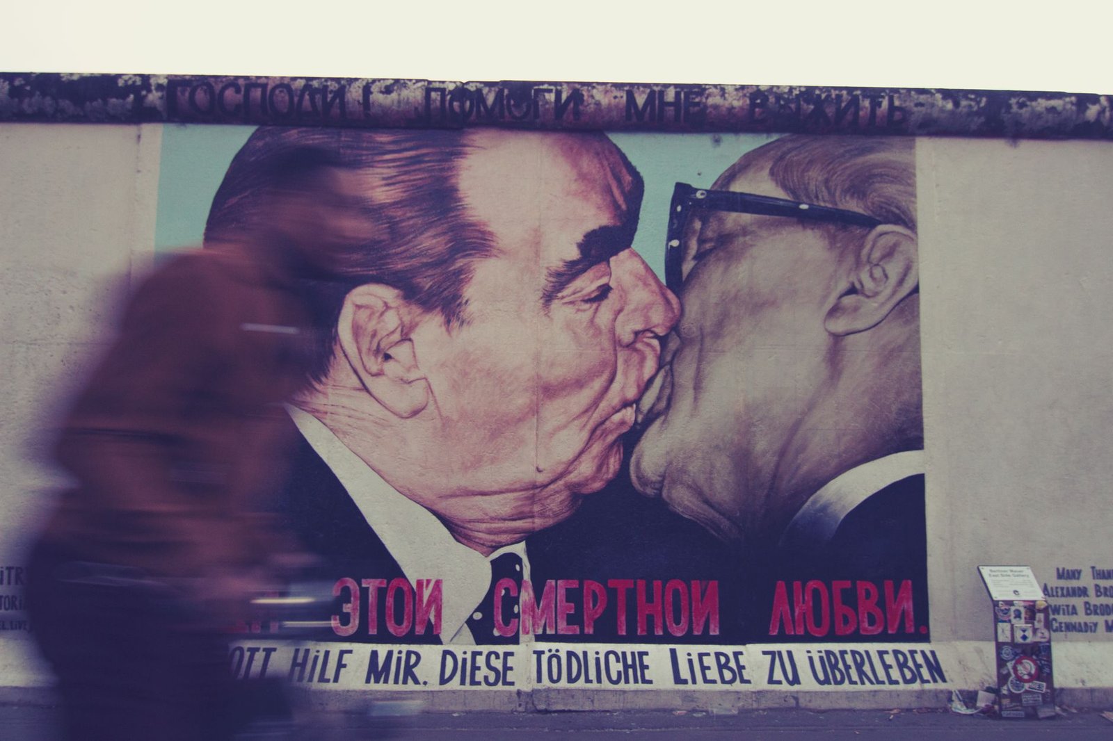 Mural de street art colorido em muro de Kreuzberg, Berlim