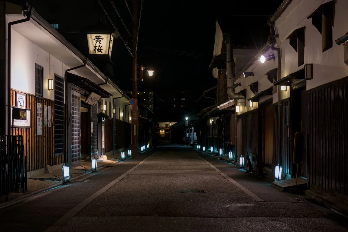 Beco histórico de Kyoto iluminado à noite