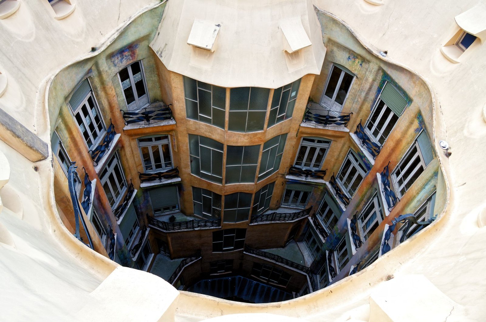 Fachada ondulada de pedra da Casa Milà (La Pedrera) em Barcelona