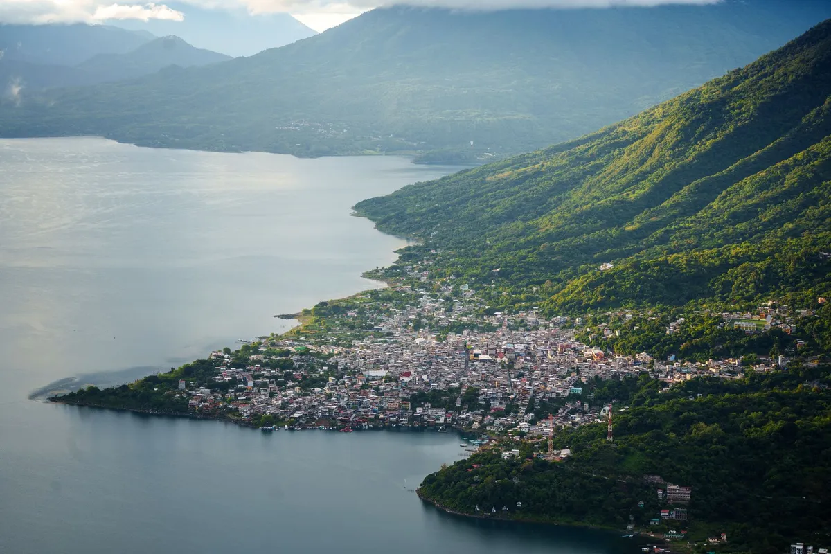 Vista aérea do Lago Atitlán e de uma vila na margem