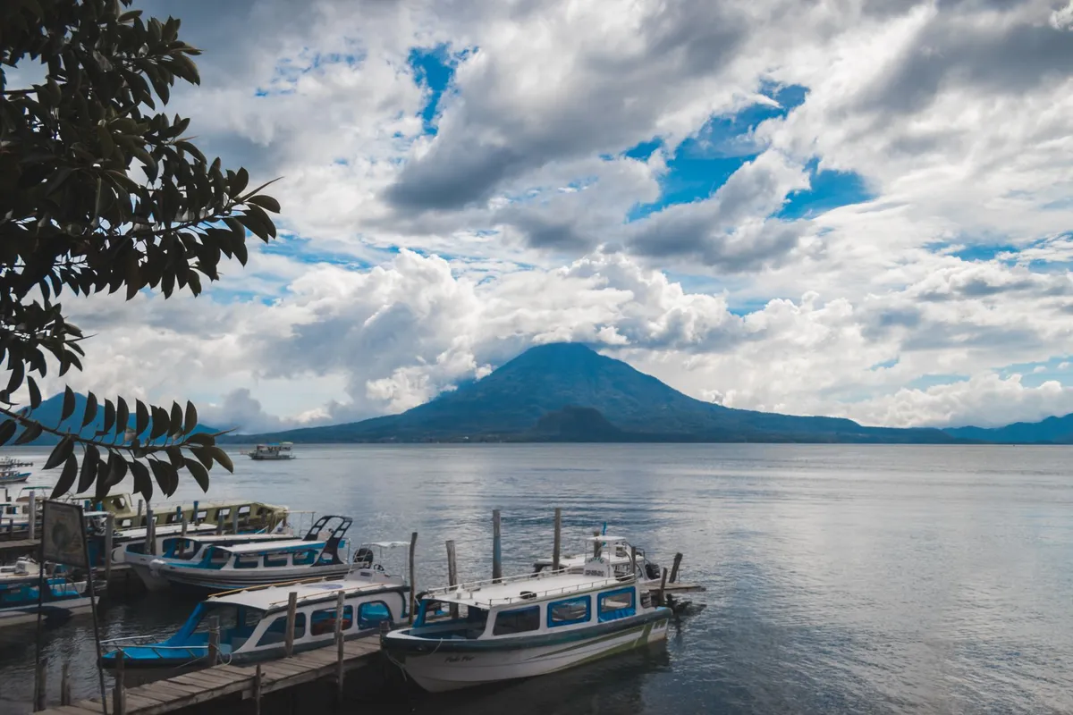 Barcos atracados no Lago Atitlán entre montanhas e vulcões
