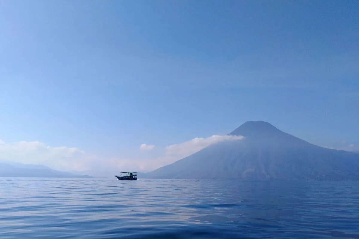 Lancha navegando no Lago Atitlán ao entardecer