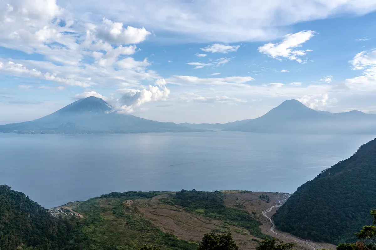 Montanhas refletidas nas águas do Lago Atitlán