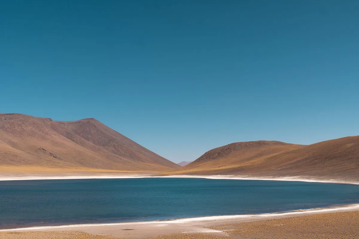 Laguna Miscanti nas Lagunas Altiplânicas do deserto do Atacama a mais de 4.200 metros