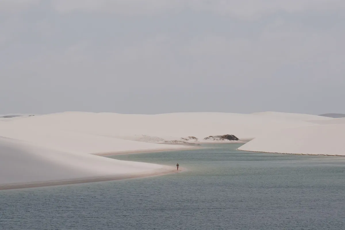Caminhante nas dunas dos Lençóis Maranhenses