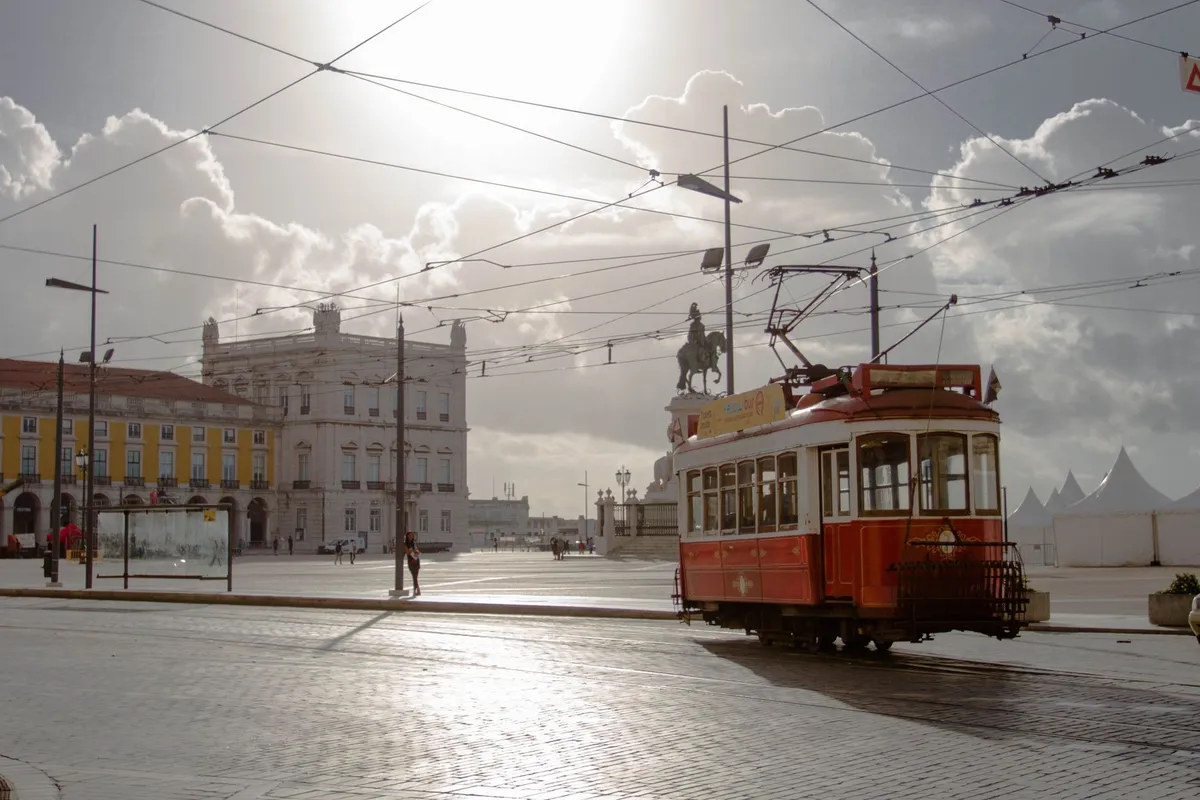 Bonde histórico na Praça do Comércio em Lisboa