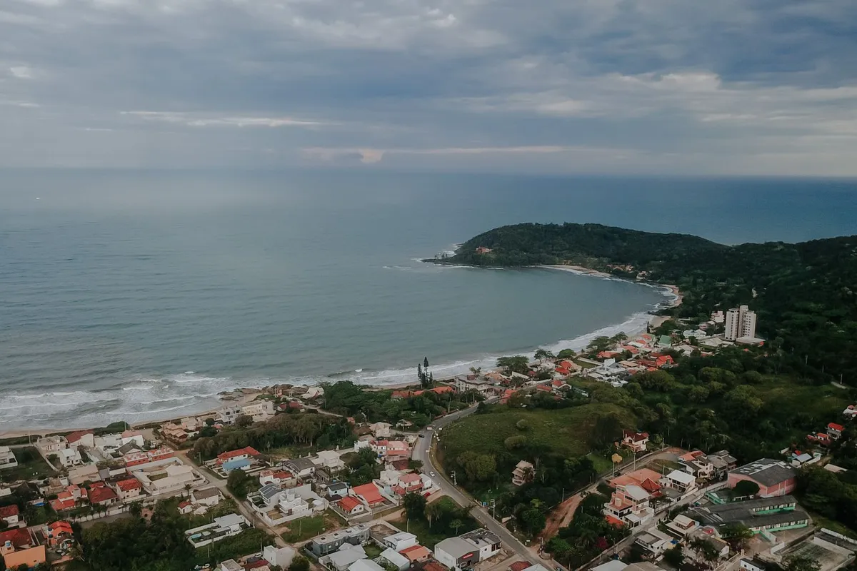 Litoral de Santa Catarina com praias e mar aberto vistos de cima