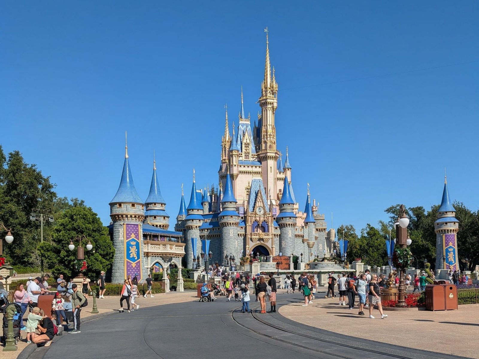 Château de Cendrillon par une journée ensoleillée au Magic Kingdom