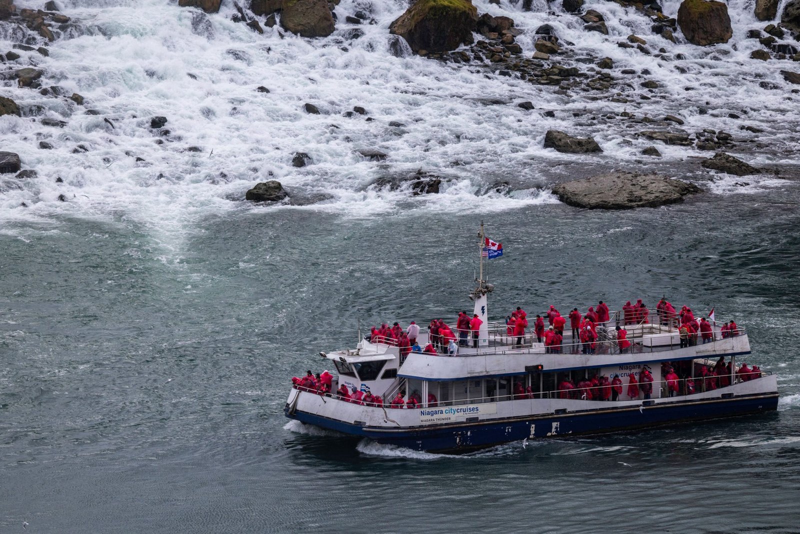 Barco Maid of the Mist se aproximando da base das Cataratas do Niágara