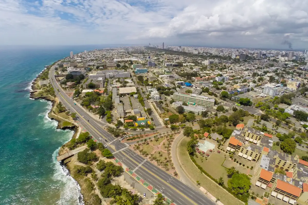 Vista aérea do litoral e do Malecón de Santo Domingo