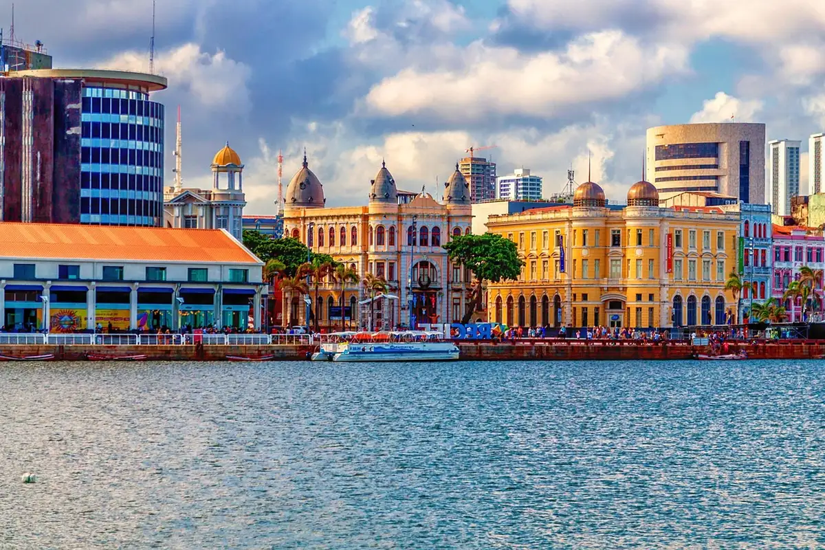 Vista ampla do Marco Zero no Recife com a praça aberta e a orla ao fundo