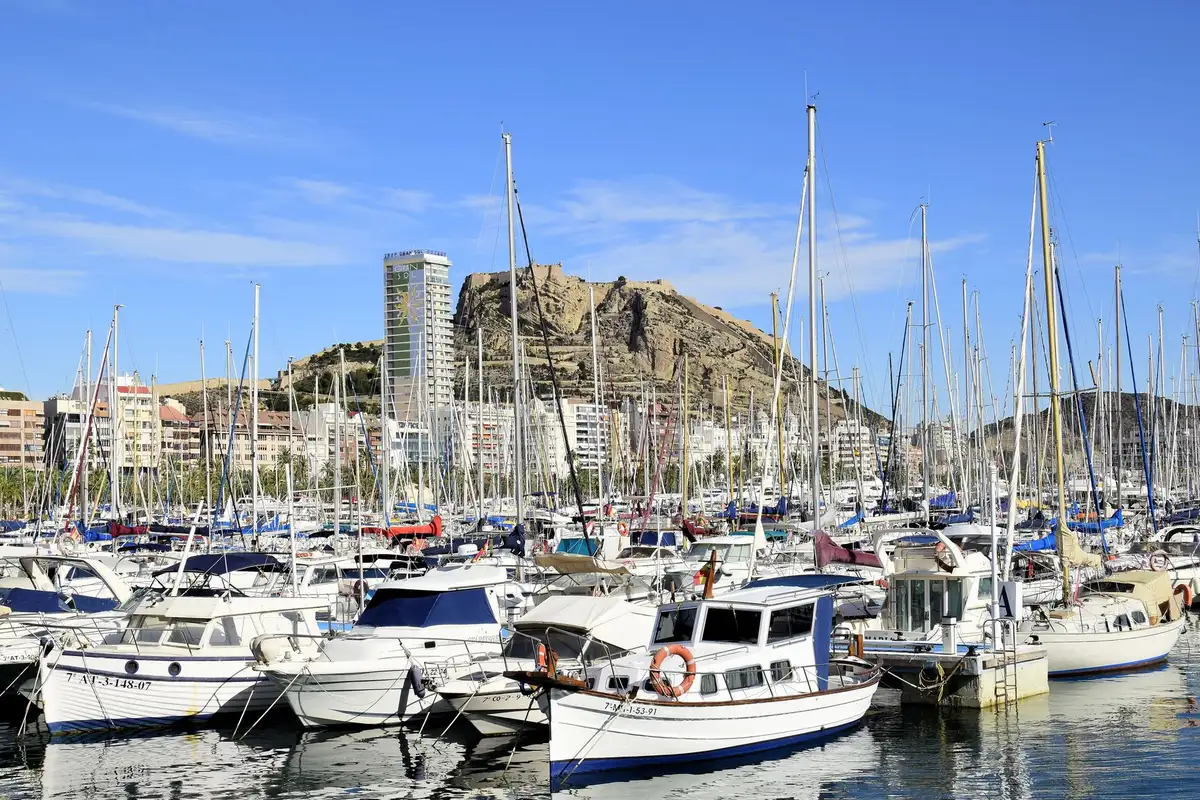 Veleiros ancorados na marina do porto de Alicante