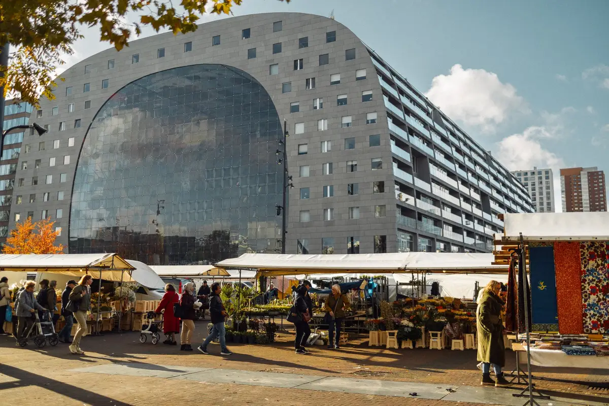 Interior do Markthal com bancas de comida em Roterdã